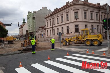 A belváros legforgalmasabb útvonalán teljes forgalomkorlátozás lépett életbe. A Szerb Nemzeti Színház mögötti parkolóházban ismét SMS-en (8212) keresztül fizettetik meg a parkolást, a kék öv