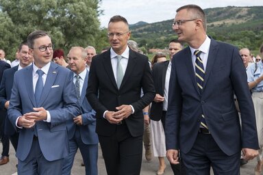 Peter Dovhun szlovák gazdasági miniszter, Szijjártó Péter magyar külgazdasági és külügyminiszter, valamint Rétvári Bence államtitkár (Fotó: MTI)