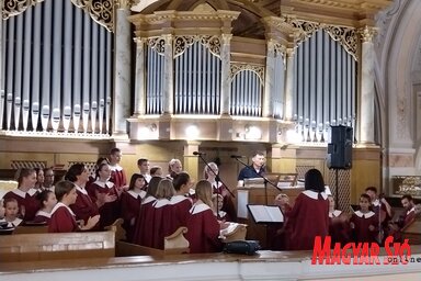 A Szentháromság Gyermekkórus fiataljai lelkesen énekeltek a templomban (Fotó: Gecse Attila)