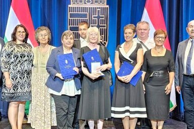 Grupna fotografija predstavnika nagrađenih vojvođanskih kulturnih udruženja sa Ištvanom Pastorom, Arpadom Fremondom i Juditom Sabo Pirićine (Foto: MTI)