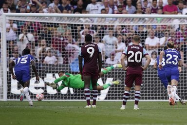 Alphonse Areola, a West Ham kapusa kivédte Enzo Fernandez büntetőjét (Fotó: Beta/AP/Alberto Pezzali)