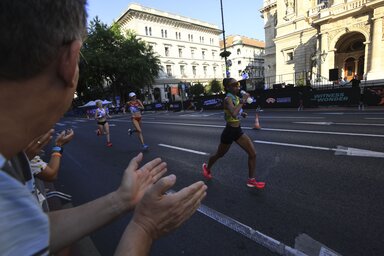 Női maratonfutás a budapesti atlétikai világbajnokságon az Andrássy úton, fotó: MTI/Derencsényi István