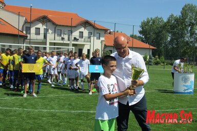 A nyertes csapat kapitányának Zsemberi János, a TSC elnöke adta át a serleget (Fotó: A szerző felvétele)
