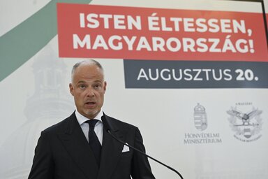 Budapest, 2022. augusztus 19.
Szalay-Bobrovniczky Krist�f honv�delmi miniszter besz�det mond a Honv�delmi Miniszt�rium �s a Magyar Honv�ds�g augusztus 20-i k�zponti �nneps�g�n a Stef�nia Palota - Honv�d Kultur�lis K�zpontban 2022. augusztus 19-�n.
MTI/K