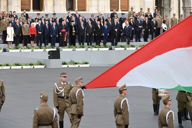 Katonai tiszteletadás mellett, Novák Katalin köztársasági elnök jelenlétében felvonják Magyarország nemzeti lobogóját az augusztus 20-ai állami ünnepen az Országház előtti Kossuth Lajos téren (Fotó: MTI)