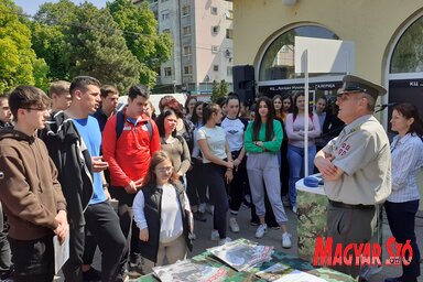 A Szerb Katonaság folyamatosan igyekszik népszerűsíteni a sorkatonai szolgálatot, a fotó Temerinben készült májusban, az ottani fiatalok nagy érdeklődést mutattak a felkínált lehetőség iránt (Fotó: Fúró Dénes felvétele)