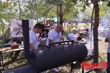 A szervezők csapata egy nagyobb méretű barbecue-sütővel (Fotó: Gecse Attila felvétele)