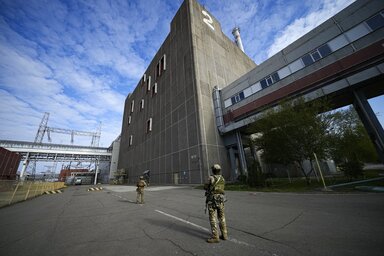 Orosz katona őrködik a zaporizzsjai atomerőműnél, amelyben a hatodik, egyben utolsó működő reaktor is leállt tegnap (Fotó: AP via Beta)