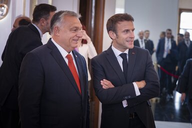 Emmanuel Macron francia államfő (jobbról) és Orbán Viktor magyar miniszterelnök a prágai informális EU-csúcson (Fotó: Miniszterelnöki Sajtóiroda/MTI)