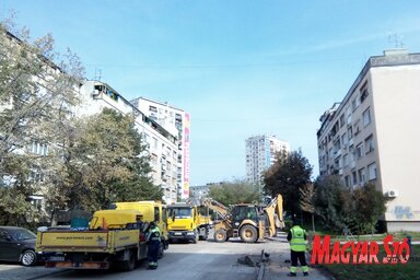 A Vajdasági utcában, a sugárút és a Gogol utca közötti szakaszról teljesen eltávolították a régi aszfaltburkolatot, a mai nap folyamán valószínűleg megérkeznek az aszfaltozó gépek (Fotó: Szeli Balázs felvétele)