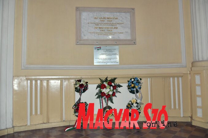 Dr. Rajki Mártonnak 2016-ban állítottak emléktáblát Zentán a városházán