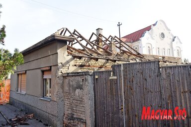 Bontják a zentai Kis Zsinagóga melletti házat, ezzel bővítik a már meglévő területet.