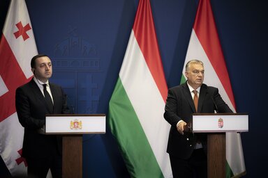 Budapest, 2022. okt�ber 27.
A Minisztereln�ki Sajt�iroda �ltal k�zreadott k�pen Orb�n Viktor minisztereln�k (j) �s Irakli Garibashvili georgiai korm�nyf� sajt�nyilatkozatot tesz, miut�n strat�giai partners�gi meg�llapod�st �rtak al� a Karmelita kolostorb