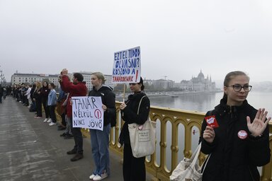 A diákok élőlánca a Margit hídon (Fotó: MTI)