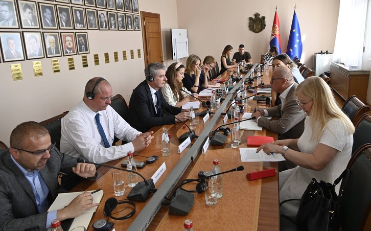 Beograd, 23.06.2023. - Ministar gradjevinarstva, saobracaja i infrastrukture Goran Vesic sastao se danas, u Vladi Srbije, sa predstavnicima francuske kompanije "Vansi erports" povodom proble