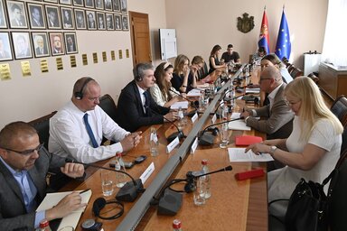 Beograd, 23.06.2023. - Ministar gradjevinarstva, saobracaja i infrastrukture Goran Vesic sastao se danas, u Vladi Srbije, sa predstavnicima francuske kompanije "Vansi erports" povodom proble