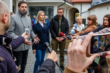 Magyar Levente, Julia Grisina ukrán parlamenti képviselő és Viktor Mikita, Kárpátalja kormányzója sajtótájékoztatót tartanak a magyar állam támogatásával megvalósított beregszászi óvoda átad