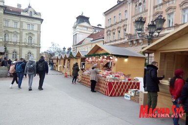 A Szabadság téren összeszerelték a faházikókat, forralt bor, frissen sütött sütemények és hasonló, karácsonyi, hangulatú és illatú finomságok várják a látogatókat (Fotó: Szeli Balázs felvéte