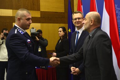 Cseh Imre rendőr törzsőrmester, a Készenléti Rendőrség járőrvezetője átveszi Rétvári Bencétől és Bolcsik Zoltán rendészeti államtitkártól a jutalom elismerést (Fotó: MTI)