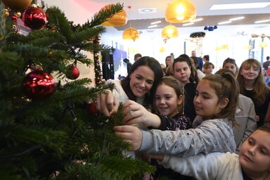 Novák Katalin a táborozó gyerekekkel (Fotó: MTI)