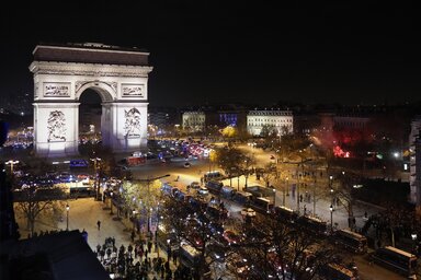 Megbénult közlekedés és örömünnep a Champs-Élysées-n (Fotó: Beta/AP)