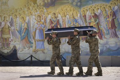 Ahogyan a fegyverek folyamatosan érkeznek Ukrajnába, ugyanúgy szüntelenek a katonatemetések is. A felvétel csütörtökön Kijevben készült (Fotó: AP/Beta)