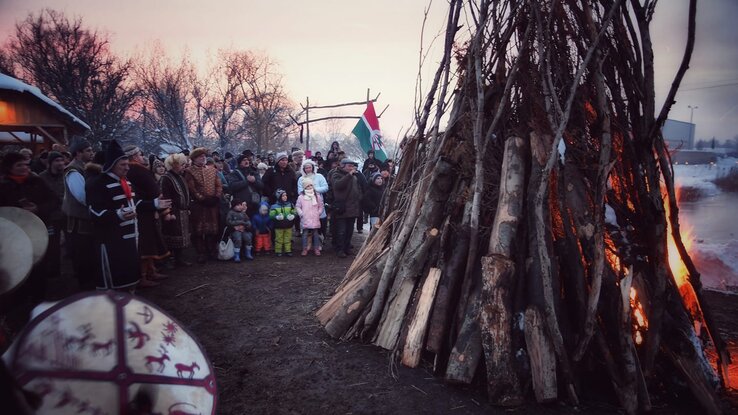 Nagy máglyával várják be az év leghosszabb éjszakáját az ősi szokásokat követők. Varga Zoltán archív felvételén Karacsun Temerinben a néhai Törteli László birtokán