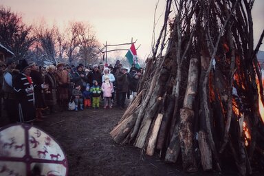 Nagy máglyával várják be az év leghosszabb éjszakáját az ősi szokásokat követők. Varga Zoltán archív felvételén Karacsun Temerinben a néhai Törteli László birtokán