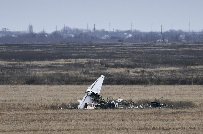 Lelőtt vadászgép maradványai Herszon közelében (Fotó: AP via Beta)