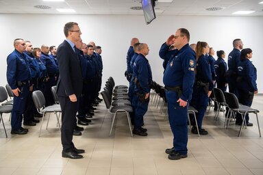 Rétvári Bencét köszönti Honfi Péter rendőr alezredes (Fotó: MTI)