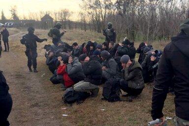 A biztonsági szempontok alapján nem gyanús migránsokat a befogadóközpontokba szállítják át (Fotó: Belügyminisztérium)