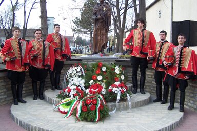 Az avató ünnepségen a becsei fiatalok álltak díszőrséget a szobornál (Archív fotó)