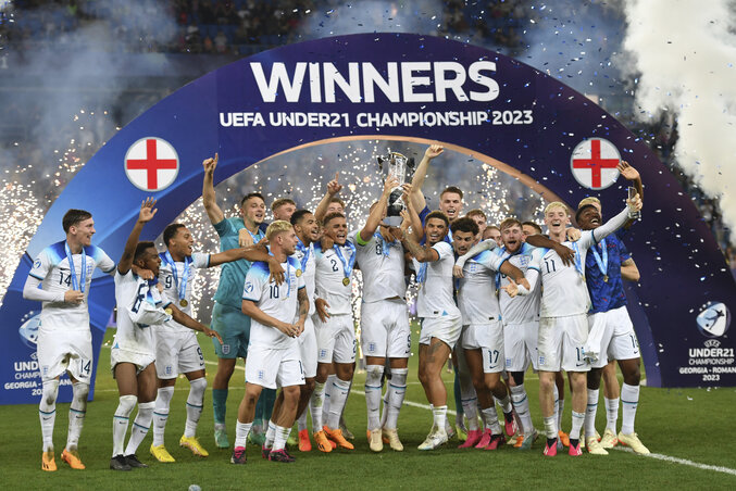 Az angol fiúk ünneplik a trófeát (Fotó: Beta/AP)