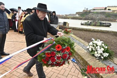 A Család szoborcsoportnál Pásztor István, a tartományi képviselőház elnöke is lerótta kegyeletét (Fotó: Ótos András felvétele)