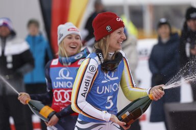 Pezsgőztek a lányok, de Shiffrin most a háttérbe szorult (Fotó: Beta/AP)