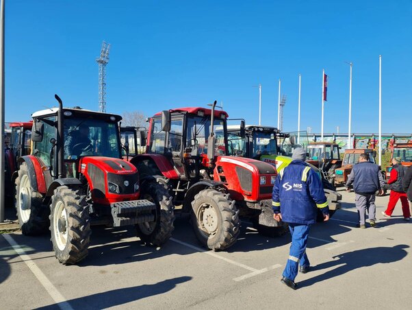 Zrenjanin, 24.02.2022. - Poljoprivrednici iz Zrenajnina i okolinih mesta organizovali su danas jos jednu protestnu voznju tim gradom jer su nezadovoljni viskomo cenom djubriva i malim subvencijama.  (BETAPHOTO/LJILJANA STUPAR/MO)