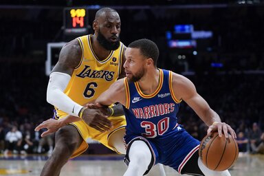 Steph Curry 30 pontját LeBron majdhogynem megduplázta a rangadón (Fotó: Beta/AP)