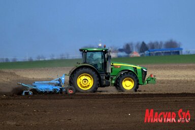 Egyre több traktort látni a földeken, megkezdődött a tavaszi vetés (Fotó: Gergely József)