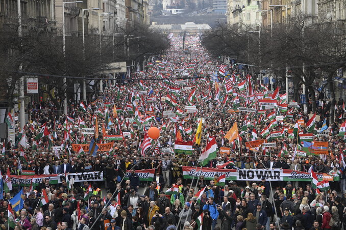 A március 15-ei békemenet százezres tömege (Fotó: MTI)