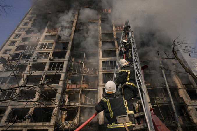 Tűzoltók küzdenek a lángokkal azt követően, hogy találat érte ezt a kijevi épületet. A támadás két életet oltott ki (Fotó: AP via Beta)