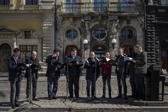 Lvivben (Lemberg) az utóbbi napok csendesen teltek. A helyi filharmonikusok koncertet tartottak a központban. A felvételen a kórus tagjai énekelnek (Fotó: AP via Beta)