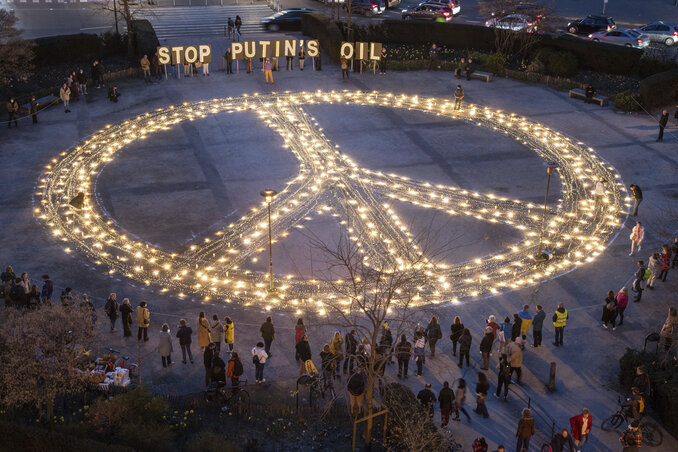 Brüsszelben kedden este LED-szalagokból békejelet formálva tartottak háborúellenes tüntetést (Fotó: AP via Beta)