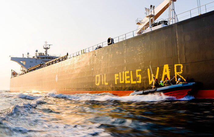 Greenpeace-aktivisták „Oil fuels war” (az olaj a háborút táplálja) feliratot pingáltak egy orosz kőolajat szállító tankerre Fehmarn német sziget közelében(Fotó: dpa via AP/Beta)