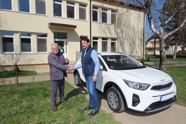 Dr. Balog András átveszi Bilicki Zoltántól az új gépkocsi kulcsát (Fotó: Csincsik Zsolt)