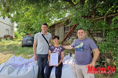 Miloš Mihović és Milan Ružić oklevél kíséretében adta át az egy tonna kukoricát Tóth Anikó gazdasszonynak (Fotó: Gergely József)