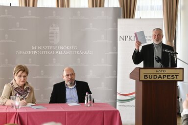 Budapest, 2022. �prilis 12.
Szili Katalin minisztereln�ki megb�zott, Mark� Attila, a k�nyv szerz�je �s K�ntor Zolt�n, a Nemzetpolitikai Kutat�int�zet igazgat�ja (b-j) a K�rp�t-medencei magyar kisebbs�gjogi kalauz m�sodik k�tet�nek bemutat�j�n a budapesti