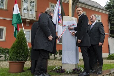 A nemzeti emlékhely felavatásának ünnepélyes pillanata (Fotó: MTI)