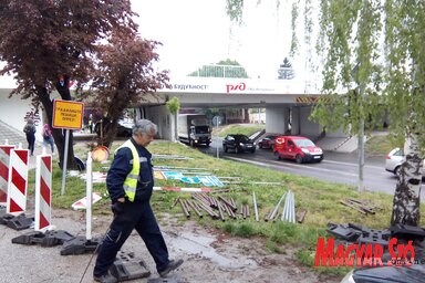 A vasúti közlekedés beindult ugyan, de a felüljárókon, pontosabban azok környékén további munkálatokat kell végezni (Fotó: Szeli Balázs felvétele)