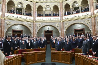 A parlament 199 tagjának eskütétele, köztük Orbán Viktor miniszterelnök (jobbról a harmadik az első sorban) – MTI-fotó