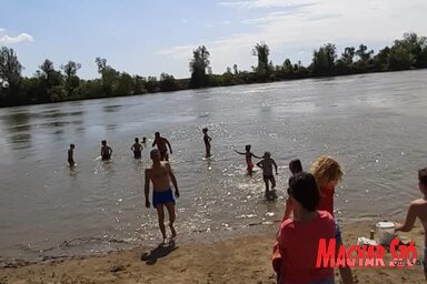 A bátrak már megmártóztak a Tiszában